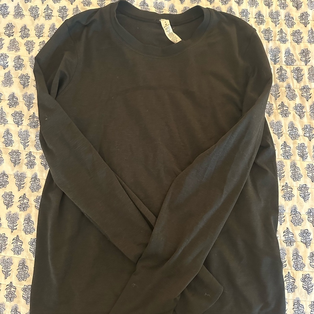 Lululemon workout shirt